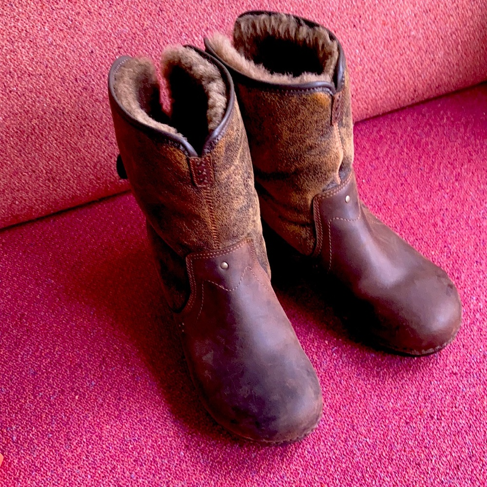 Dansko boots, brown leather & fur lined